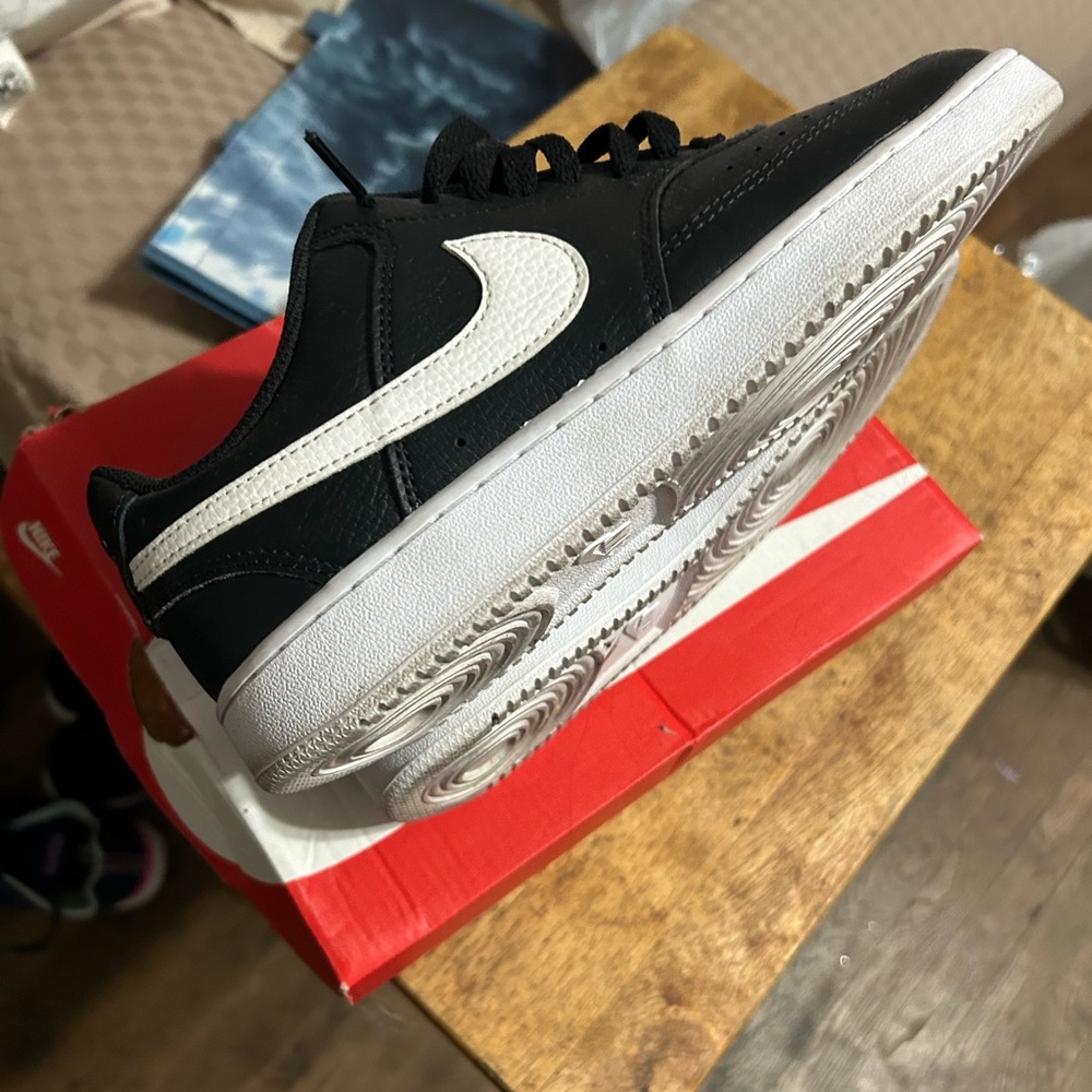 Nike Black and White Sneakers with Cushioned Midsole
